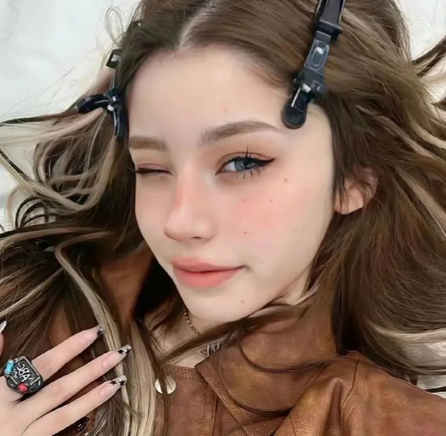 山上的松树 海报